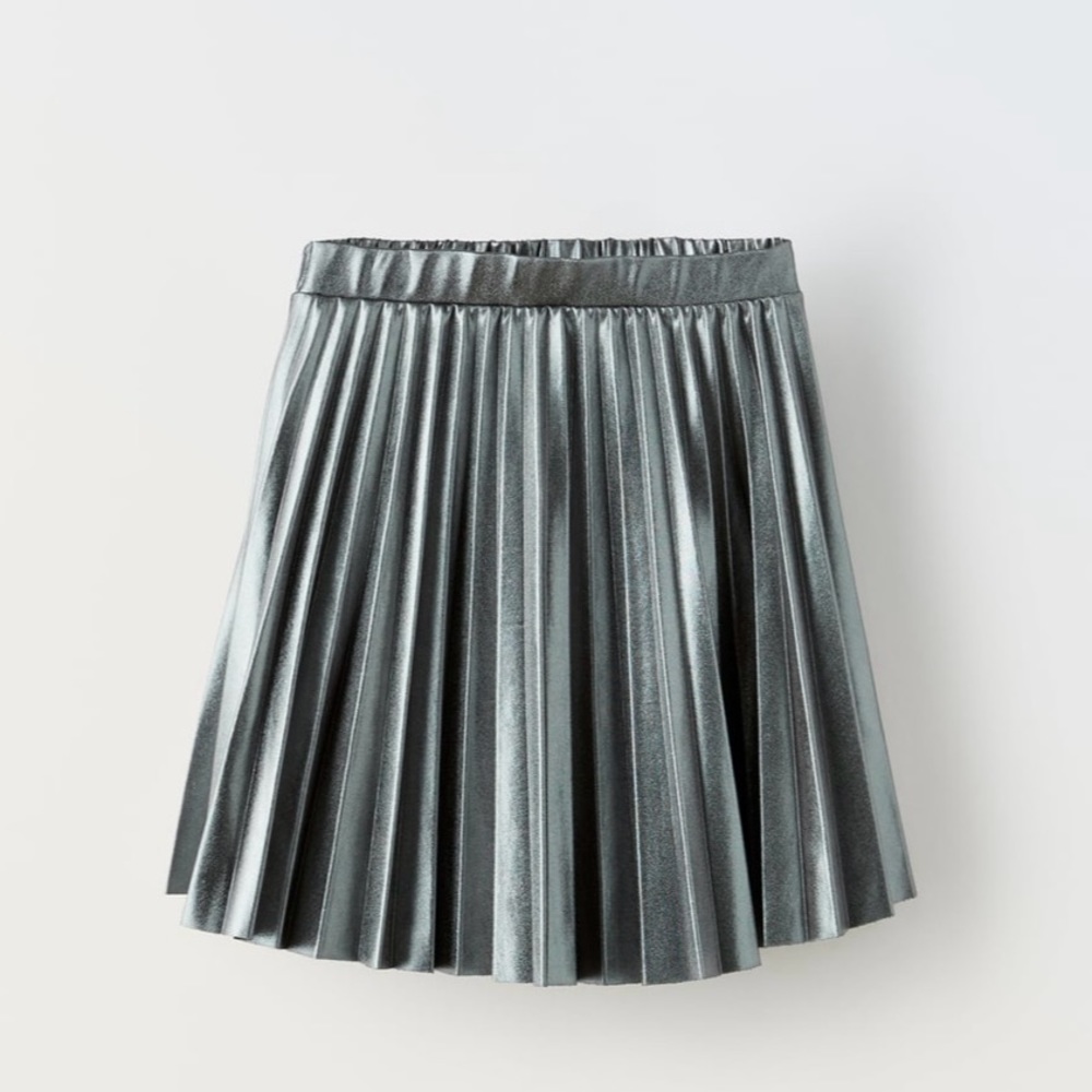 Zara NWT size 9 box pleat skirt with Elastic waistband. 95%polyester 5% elastane
